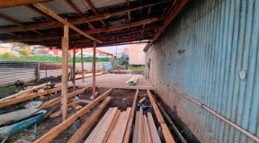 Galpón en construcción con estructura de madera