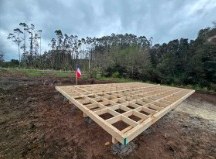 Envigado de piso de madera sobre terreno preparado