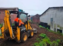 Retroexcavadora trabajando en un terreno