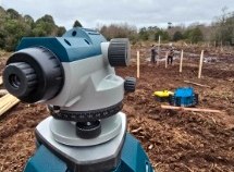 Nivel topográfico instalado en un terreno