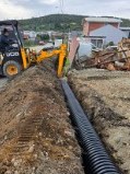 Zanja con tubería para servicios de urbanización